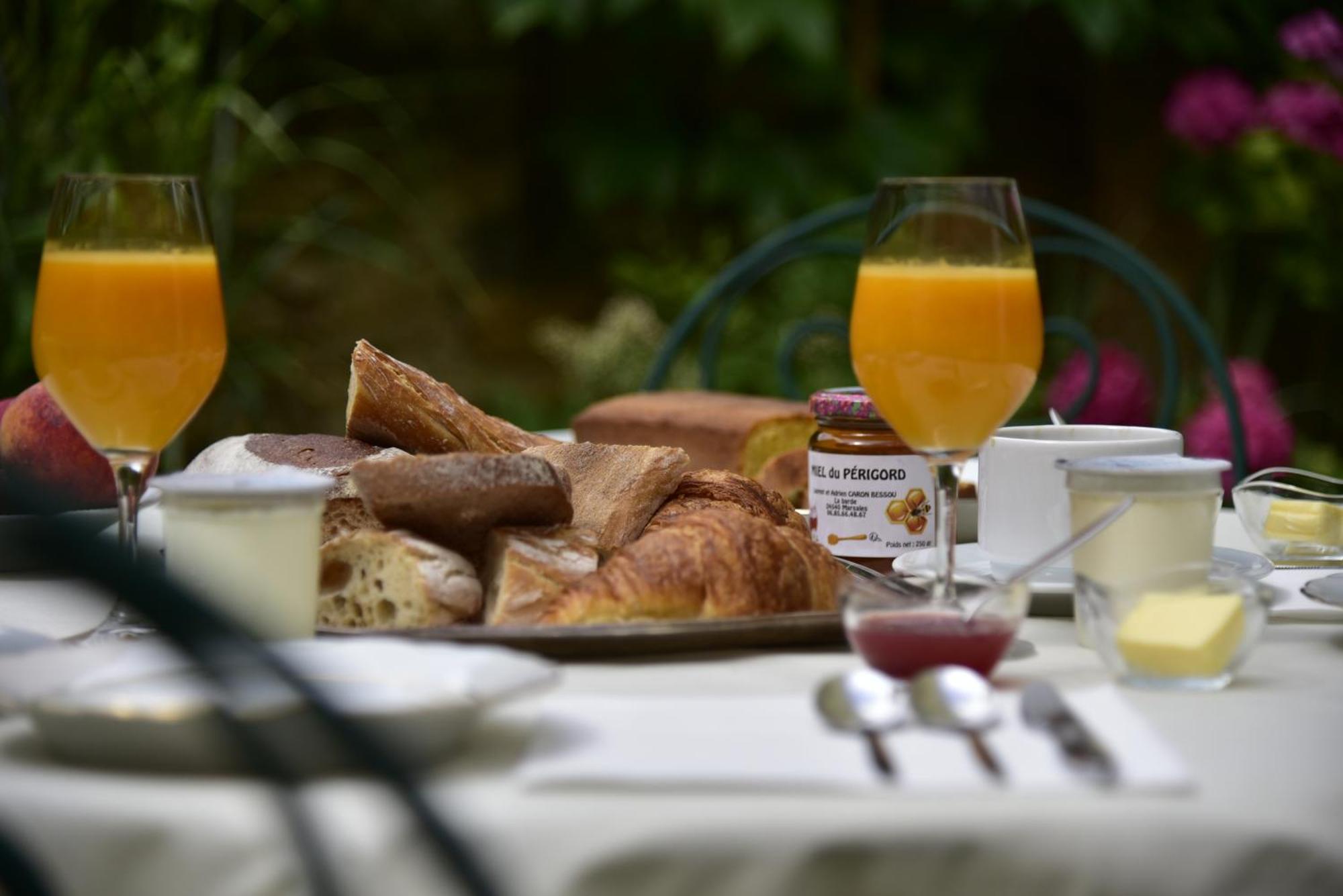 Logis Hotel Le Boudoir Belvès Exteriér fotografie